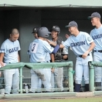 加古川西－神院大付　５回裏神院大付２死、４番吉原（３）が左越え本塁打を放ち、味方の祝福を受ける＝高砂