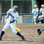 加古川西－神院大付　３回裏神院大付２死一塁、６番中村が同点適時二塁打を放つ＝高砂