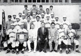 第２１回大会で初めて兵庫を制し、続く全国大会で準優勝に輝いた育英商ナイン（育英商・育英高校硬式野球部８５年史より）