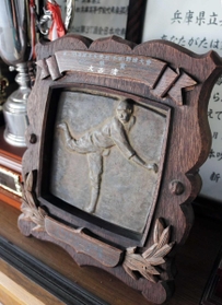 １９４８年春の選抜大会に出場した神戸二中。当時の３番打者大西清が獲得した打撃賞の盾