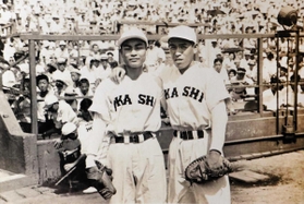第３２回大会で優勝した明石の溝畑圭一郎（左）と新納啓蔵のバッテリー（溝畑さん提供）