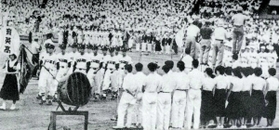 第３９回兵庫大会を制し、戦後初めて夏の甲子園の土を踏む育英ナイン（育英商・育英高校硬式野球部８５年史より）