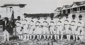 第８回大会優勝の神戸商ナイン（県高校野球五十年史より）