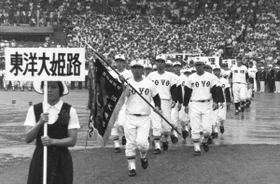 第５４回全国高校野球選手権で甲子園を行進する東洋大姫路ナイン