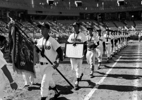 第５８回大会で頂点に立ち、優勝旗を手に行進する市神港ナイン