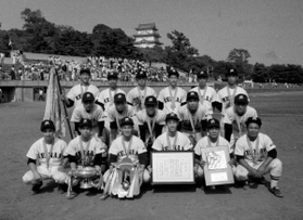 第６１回大会で初優勝を飾った明石南ナイン