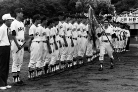 第６６回大会で２４年ぶりに優勝旗を手にした明石ナイン