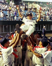 第７６回大会で初優勝を果たし、福井薫監督を胴上げする姫路工ナイン