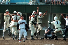 第７９回大会決勝、劇的なサヨナラ本塁打で優勝を決め、喜びを爆発させる報徳ナイン