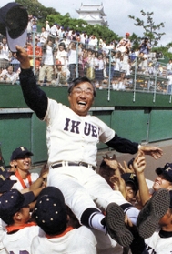 第８２回大会決勝で関学を下し、夏の甲子園出場を決めた育英の藤村雅美監督