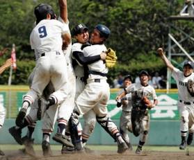 第８７回大会で１１年ぶりの優勝を決め、マウンドに駆け寄って喜ぶ姫路工ナイン
