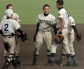 第８９回大会決勝、マウンドで笑顔を見せる報徳の近田玲王投手（中央）