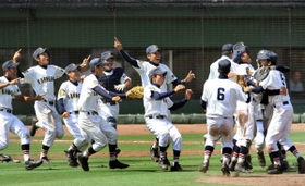 第９０回西兵庫大会で初優勝を決め、喜ぶ加古川北ナイン