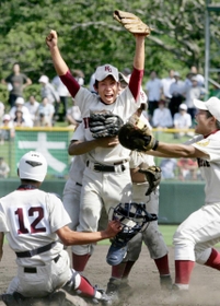 第９１回大会決勝、７０年ぶりの夏の甲子園出場を決め、歓喜の表情を見せる関学の山崎裕貴投手