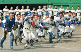 第９６回大会で夏の甲子園初出場を決め、笑顔の神戸国際大付ナイン