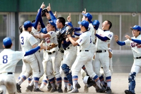 第９９回大会決勝で明石商を下し、春夏連続の甲子園出場を決めた神戸国際大付ナイン