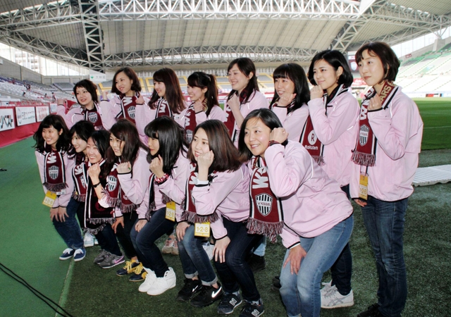 Ｊ１神戸が女性ファン拡大へ向けて立ち上げた「ＫＯＢＥ　Ｖｉ女」のメンバー＝ノエビアスタジアム神戸
