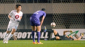 広島－神戸　試合終了間際、決勝ゴールを決め喜ぶ神戸・小川（左）。ＧＫ林