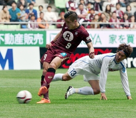 神戸-甲府　前半４４分、神戸のＦＷ石津が左足でシュートを決め、２-０とするノエビアスタジアム神戸（撮影・中西幸大）