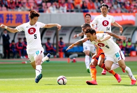 新潟-神戸　前半、自陣で新潟のラファエルシルバと競り合う神戸の高橋峻（手前右）と岩波（左）