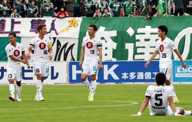 松本－神戸　松本に０－２で敗れ、肩を落とす渡辺（１９）ら神戸イレブン