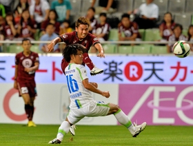 後半、ＦＷ小川がシュートを放つが惜しくも決まらず（撮影・後藤亮平）