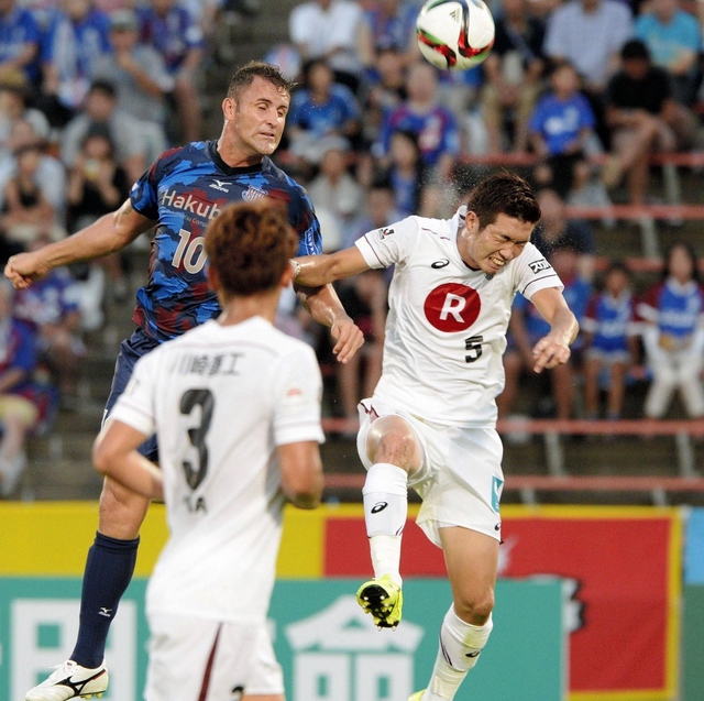 甲府－神戸　前半１６分、甲府のバレー（左）と競り合う神戸の岩波（５）