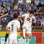 甲府－神戸　前半１６分、甲府のバレー（左）と競り合う神戸の岩波（５）