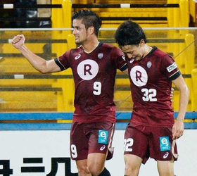 柏－神戸　後半、先制ゴールを決めガッツポーズの神戸・石津。右は前田