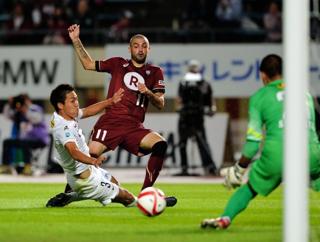 神戸ー鹿島　後半終了間際、神戸のレアンドロ（中央）がシュートを放つも鹿島のＧＫ曽ヶ端（右）阻まれる＝ユニバー記念競技場（撮影・田中靖浩）