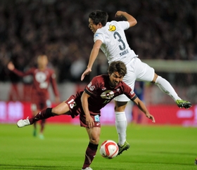 神戸ー鹿島　前半、鹿島の昌子（上）と競り合う神戸・小川＝ユニバー記念競技場（撮影・田中靖浩）