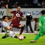 神戸ー鹿島　後半終了間際、神戸のレアンドロ（中央）がシュートを放つも鹿島のＧＫ曽ヶ端（右）阻まれる＝ユニバー記念競技場（撮影・田中靖浩）