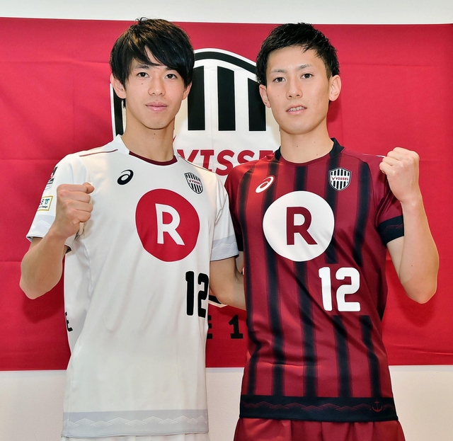 深紅と黒の新ユニホームを着用するヴィッセル神戸の前田凌佑選手（右）とセカンドユニホームの山口真司選手＝神戸市中央区