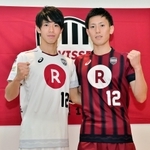 深紅と黒の新ユニホームを着用するヴィッセル神戸の前田凌佑選手（右）とセカンドユニホームの山口真司選手＝神戸市中央区