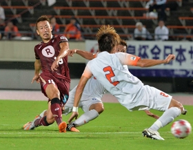 神戸－長野　前半、先制点を決める神戸の渡辺（撮影・笠原次郎）