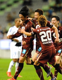 神戸－横浜Ｍ　後半３０分、先制点を挙げ、ガッツポーズを見せる神戸の森岡（左）に駆け寄るイレブン（撮影・田中靖浩）