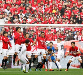 浦和－神戸　前半、神戸の鄭又栄がＦＫを阻まれる