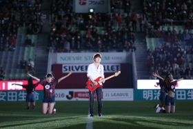 人気グループ「ＴＵＢＥ」のギタリスト春畑道哉さんが登場したスペシャルライブ＝２月２７日、ノエビアスタジアム神戸