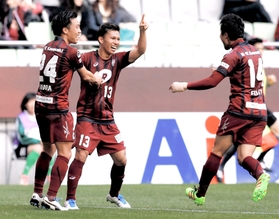 神戸－Ｇ大阪　前半３６分、ゴールを決めて喜ぶ神戸の小川（左から２人目）＝撮影・大山伸一郎