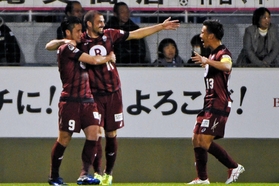 磐田－神戸　後半２４分、勝ち越しゴールを決めて祝福される神戸・レアンドロ（左から２人目）