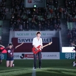 人気グループ「ＴＵＢＥ」のギタリスト春畑道哉さんが登場したスペシャルライブ＝２月２７日、ノエビアスタジアム神戸