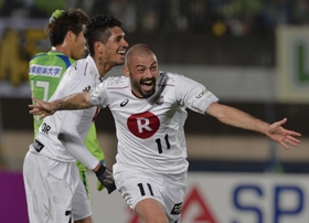 湘南-神戸　前半３４分、２点目のゴールを決め喜ぶ神戸のレアンドロ