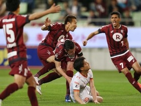 神戸－大宮　後半１３分、神戸のＭＦ渡辺（中央上）がシュートを決め、１－１の同点に追いつく（撮影・小林良多）