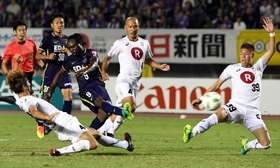広島－神戸　前半終了間際、神戸は伊野波（右端）、北本（右から２人目）、橋本らＤＦ陣が隙を突かれ、広島のウタカに先制ゴールを決められる