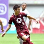 左膝のけがから復帰する神戸の岩波＝４月１０日、ノエビアスタジアム神戸