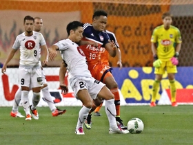 新潟－神戸　後半、新潟のラファエルシルバ（中央）と競り合う神戸の三原