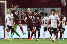 試合終了の瞬間、拳を突き上げて喜ぶニウトン（１０）ら神戸イレブンと肩を落とす浦和の選手たち（撮影・大森　武）