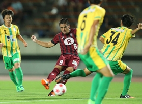 神戸－鈴鹿アンリミテッド　前半、神戸の石津（９）が先制シュートを決める（撮影・小林良多）