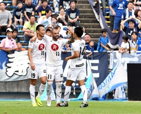 福岡-神戸　前半３３分、先制ゴールを決めてチームメートに祝福される神戸のレアンドロ（中央）