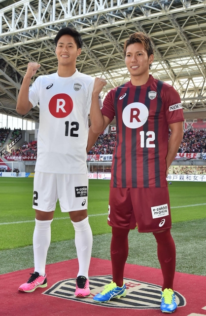 Ｊ１神戸の新ユニホームをお披露目した小川慶治朗（右）と小林成豪＝ノエビアスタジアム神戸（撮影・笠原次郎）